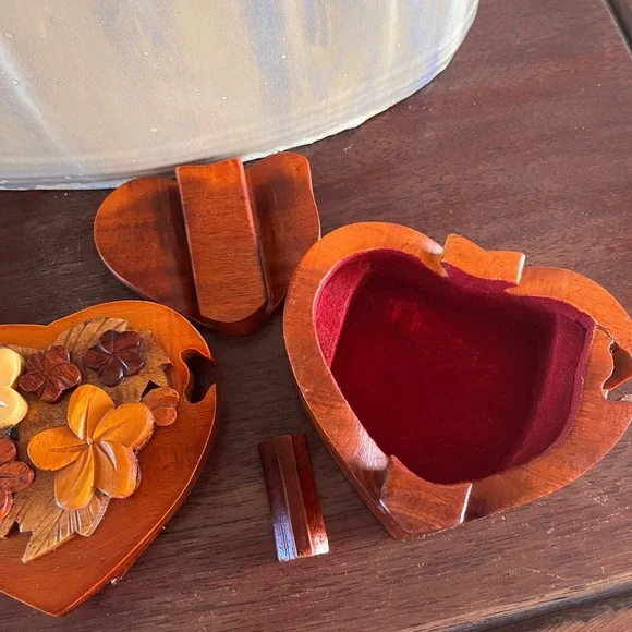 Artisanal wood, heart shape, carved flowers four piece box - Picture 11 of 11
